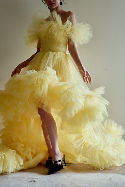 オフショルダー テールカット フリルドレス(W357)