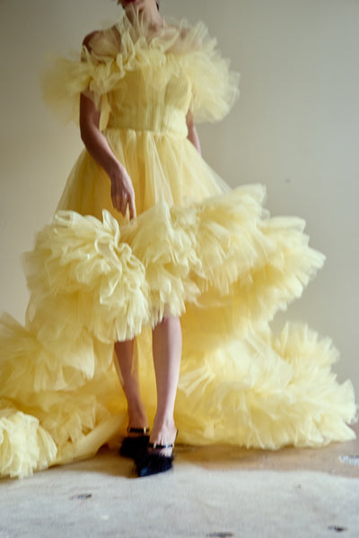 オフショルダー テールカット フリルドレス(W357)