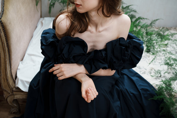 フリルショルダー タフタ ネイビードレス(W266)