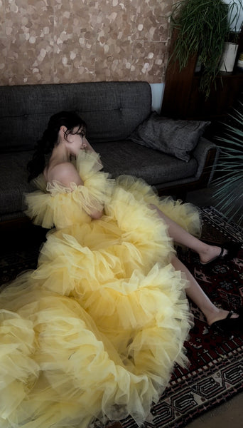 オフショルダー テールカット フリルドレス(W357)