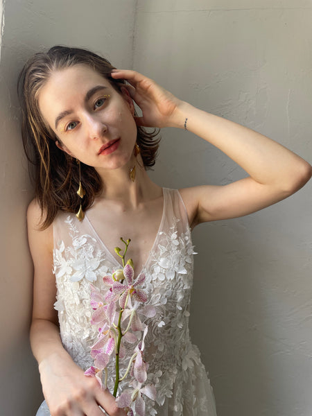 フラワーモチーフ 刺繍レース Aライン テールカットドレス(W162)