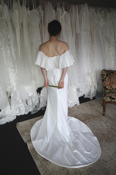 オフショルダー フリル ソフトマーメイドドレス ホワイト(W300WH)