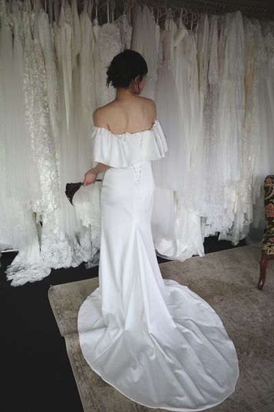 オフショルダー フリル ソフトマーメイドドレス ホワイト(W300WH)