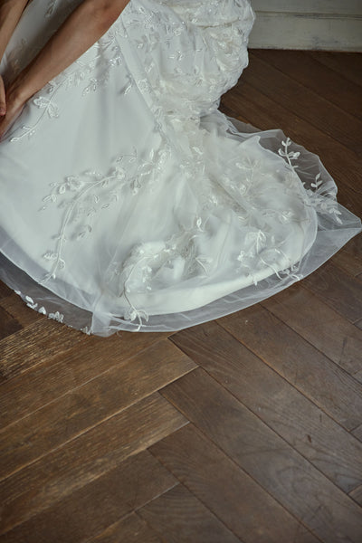 リーフ刺繍 Vネック スレンダードレス(W275)