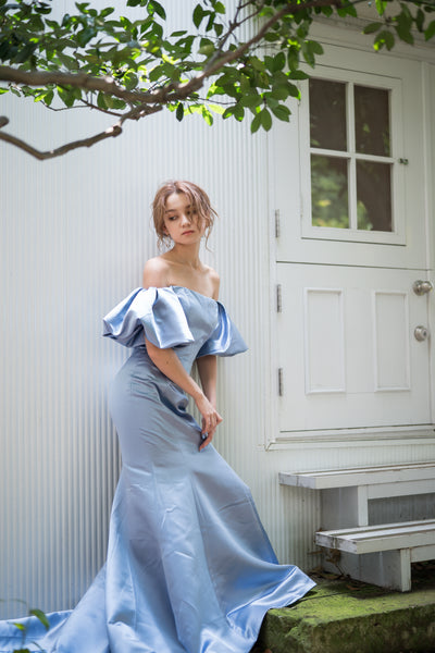 オフショルダー ボリューム袖 ライトブルー サテンドレス(W233)