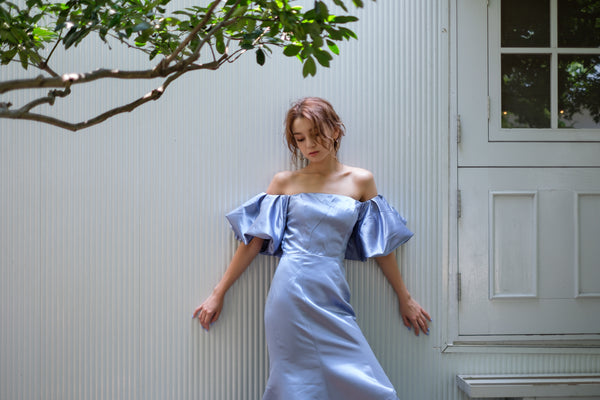 オフショルダー ボリューム袖 ライトブルー サテンドレス(W233)