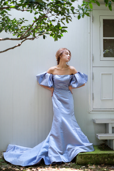 オフショルダー ボリューム袖 ライトブルー サテンドレス(W233)