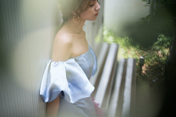 オフショルダー ボリューム袖 ライトブルー サテンドレス(W233)