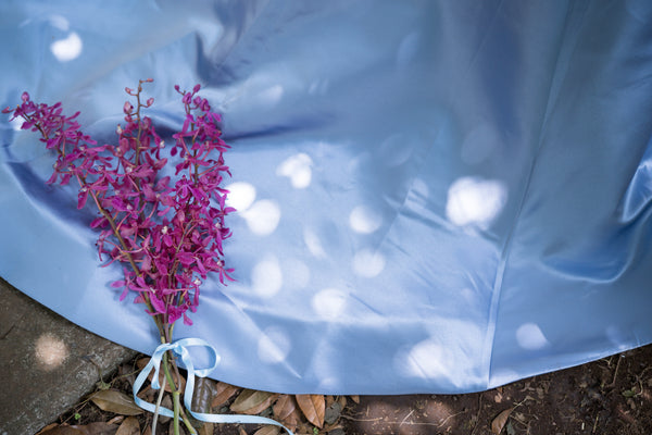 オフショルダー ボリューム袖 ライトブルー サテンドレス(W233)