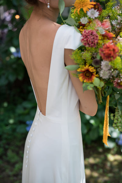 パフスリーブ 背中開き サテンドレス(W236)