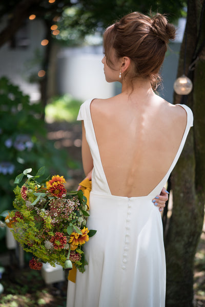 パフスリーブ 背中開き サテンドレス(W236)