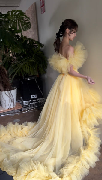 オフショルダー テールカット フリルドレス(W357)