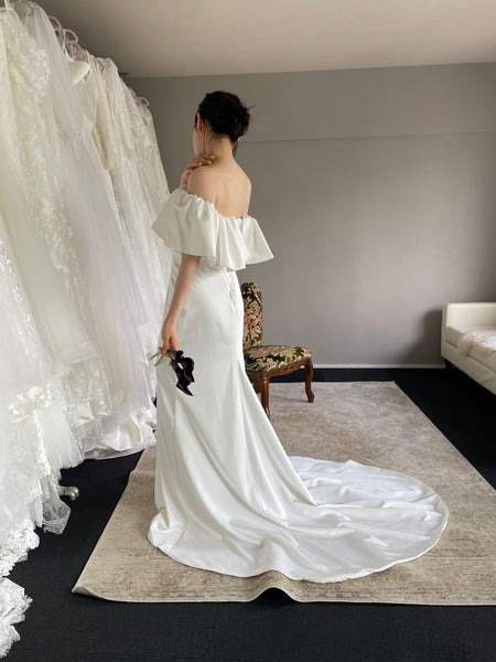 オフショルダー フリル ソフトマーメイドドレス ホワイト(W300WH)