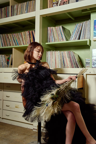 オフショルダー フリル ブラック ミニドレス（W362）