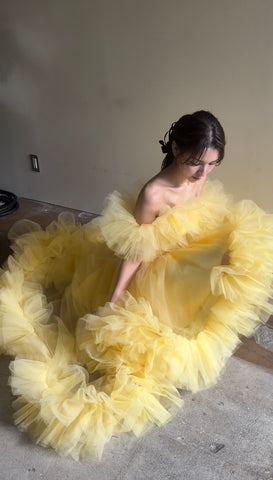 オフショルダー テールカット フリルドレス（W357）